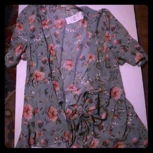 Beautiful floral top with tie. NWT.